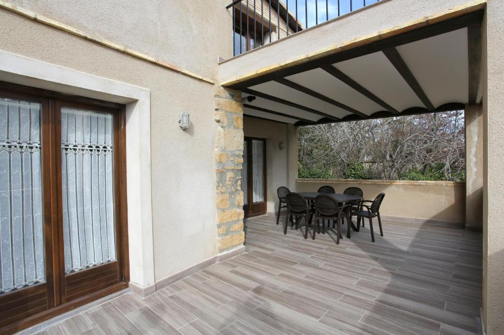 un patio con mesa y sillas. en Casa Sierra de Guara, en Adahuesca