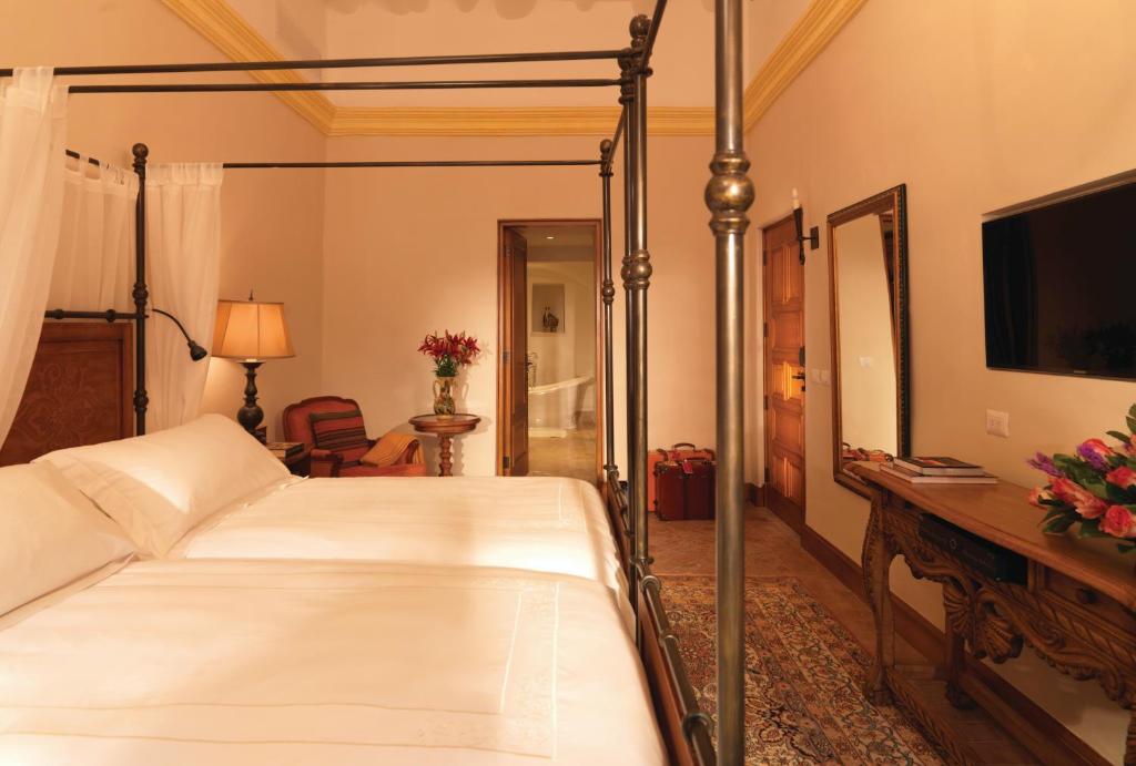 Postel nebo postele na pokoji v ubytování Palacio Nazarenas, A Belmond Hotel, Cusco