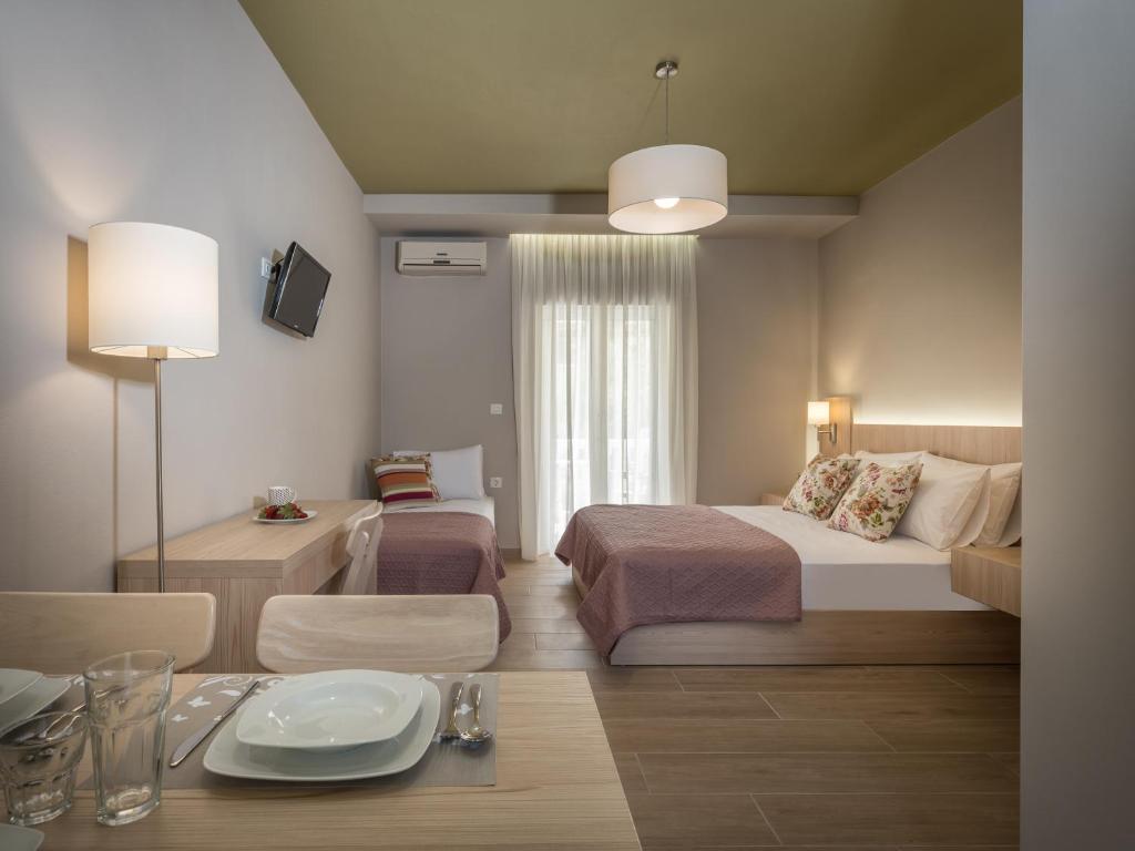 um quarto com uma cama e uma mesa com um prato em Katerina Studios em Tsilivi