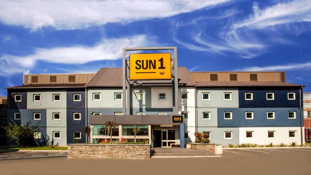 un cartello solare di fronte a un edificio di SUN1 BEREA a Johannesburg