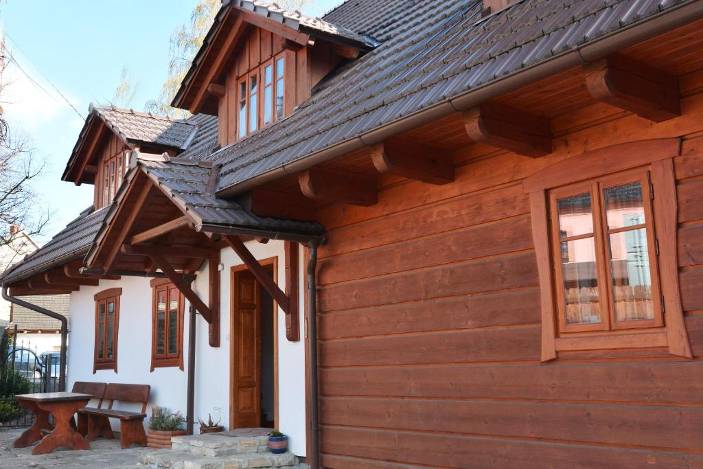 een houten huis met een houten dak bij Penzion v Podhradí in Štramberk