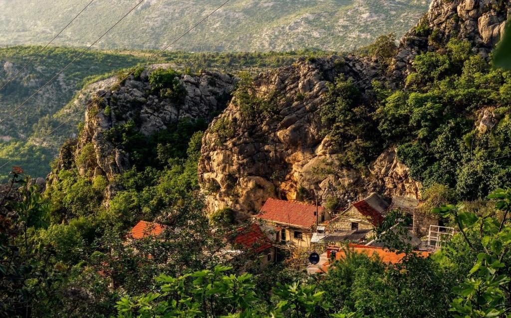 una casa al lado de una montaña en Mini stone house, en Omiš