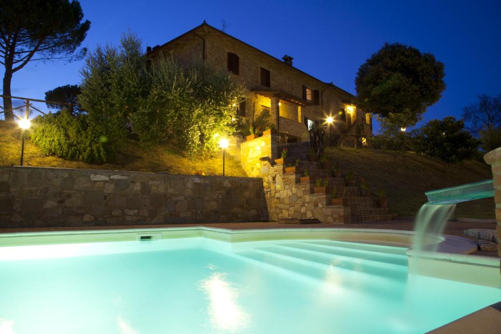 basen przed domem w nocy w obiekcie Agriturismo San Fedele w mieście Perugia