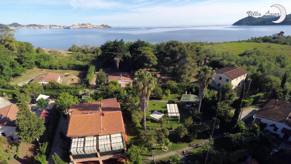 an aerial view of a house and the water at Apartment Villa Luna in Magazzini