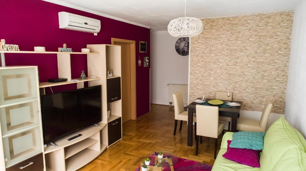 TV a/nebo společenská místnost v ubytování Zen Voyage