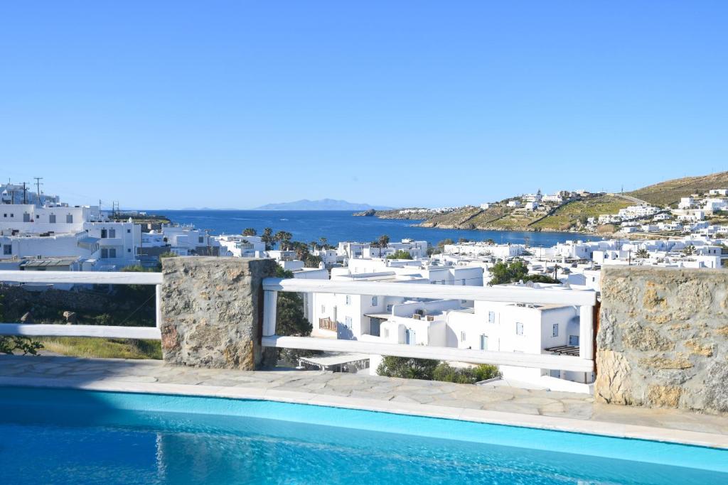 - une vue sur une villa avec une piscine dans l'établissement Amperian Mykonos Suites & Villas, à Mykonos