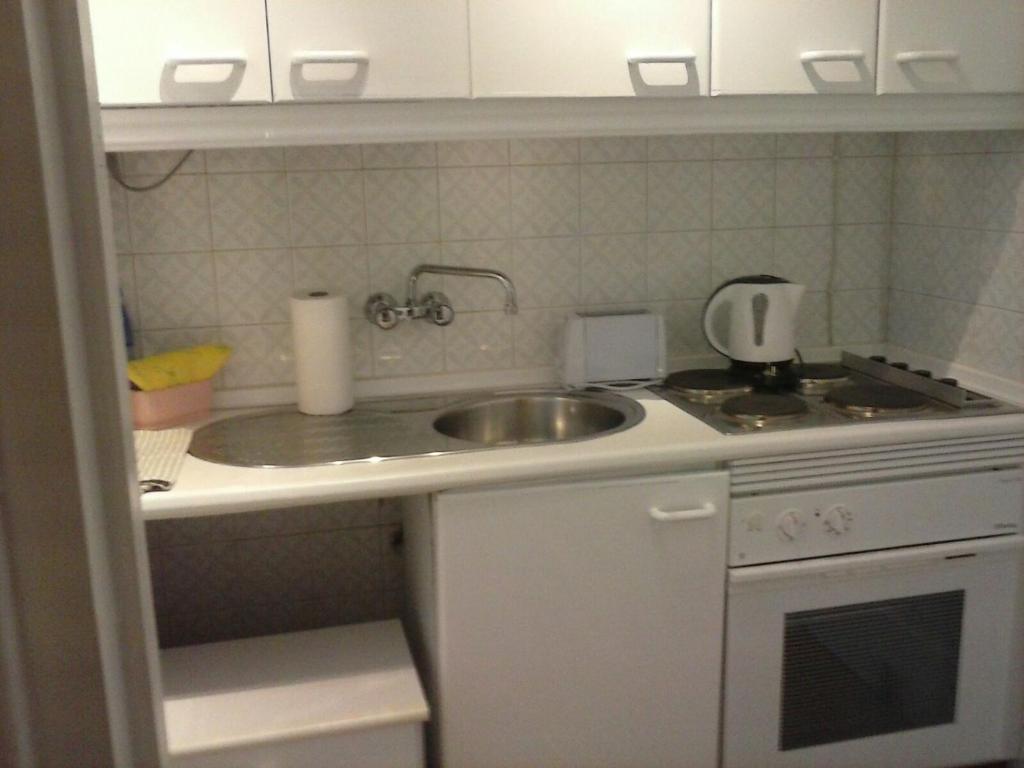 ラ・カラ・デ・ミハスにあるR39 Comfortable studio Alcantaraの小さなキッチン(シンク、コンロ付)