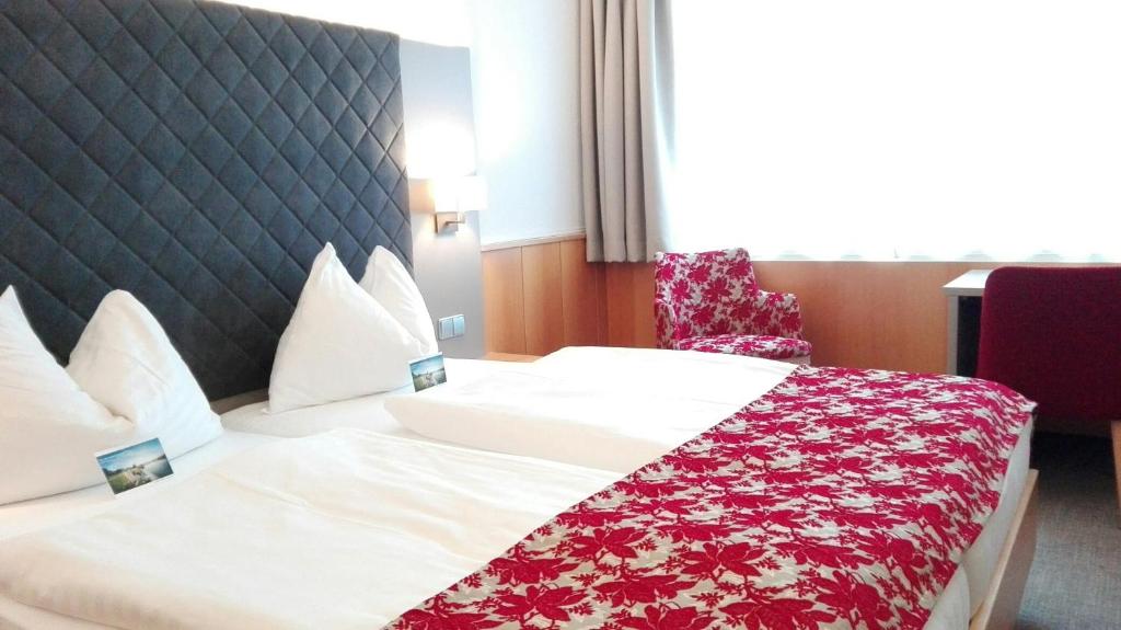 Postel nebo postele na pokoji v ubytování Stadtoase Kolping Hotel