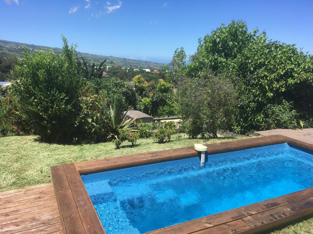 a swimming pool in the yard of a house at Caloupilé in Le Tampon