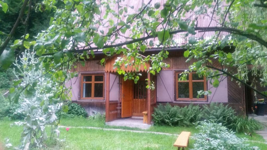 une petite maison dans la cour d'un jardin dans l'établissement Osada Włościańska, à Ojców