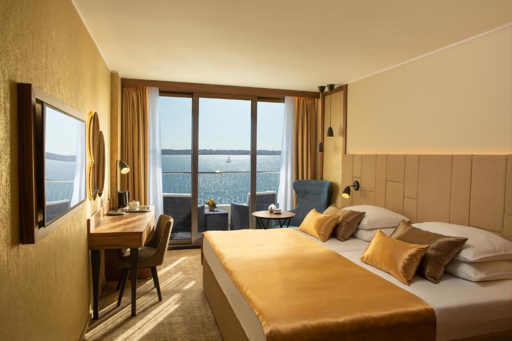 een hotelkamer met een bed en een bureau bij Grand Hotel Bernardin in Portorož