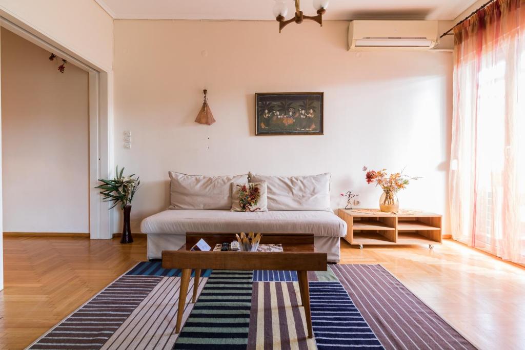 Sala de estar con cama y mesa en Two-Bedroom Apartment -Kallirrois Athens, en Atenas