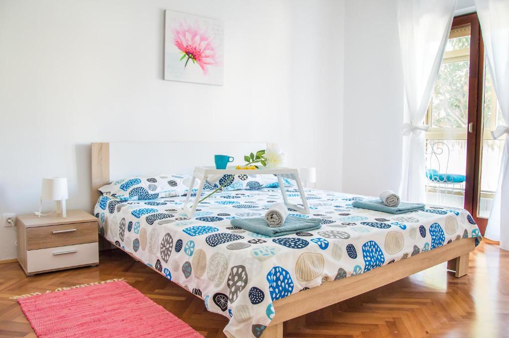 1 dormitorio con 1 cama con edredón azul y blanco en Apartment Family Time, en Umag