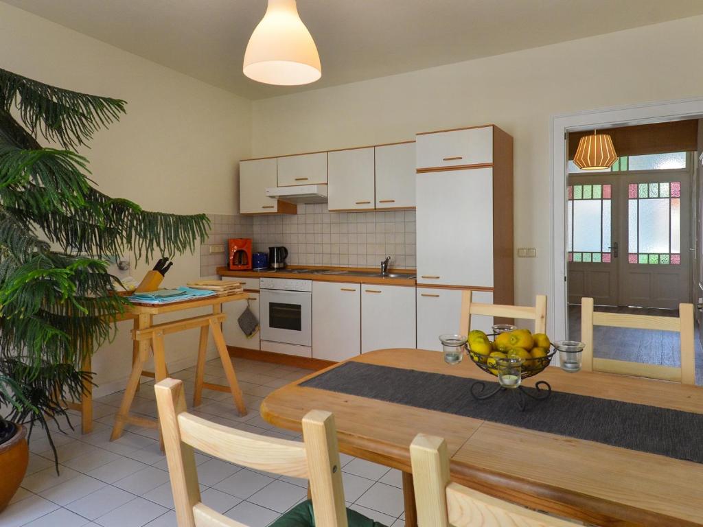 een keuken en eetkamer met een tafel en een fruitschaal bij Ferienwohnung Hilbrecht in Arnstadt