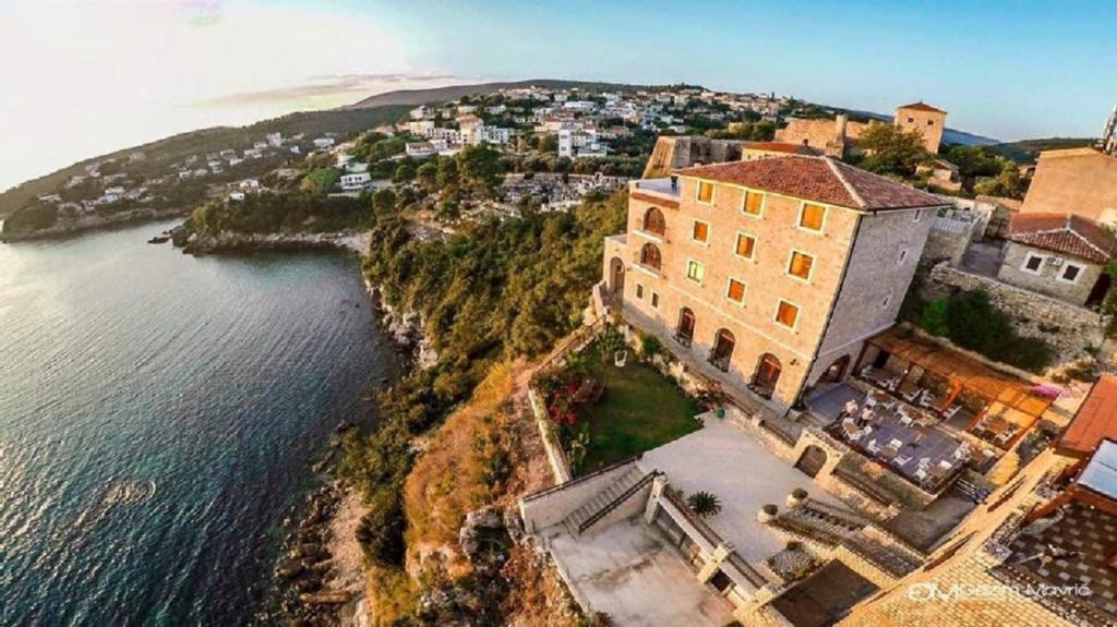 een luchtzicht op een gebouw op een heuvel naast het water bij Hotel Pirate Old Town in Ulcinj