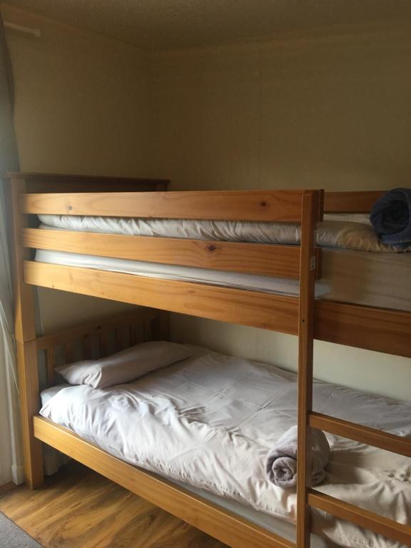 Postel nebo postele na pokoji v ubytování 1 Lochness Rooms&Hostel