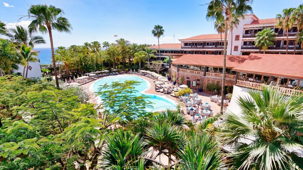 una vista aérea de un complejo con piscina en Hotel Parque Tropical en Playa del Ingles