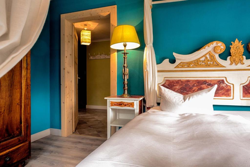 バート・シャンダウにあるHaus Hohlfeldの青い壁のベッドルーム1室(ベッド1台付)
