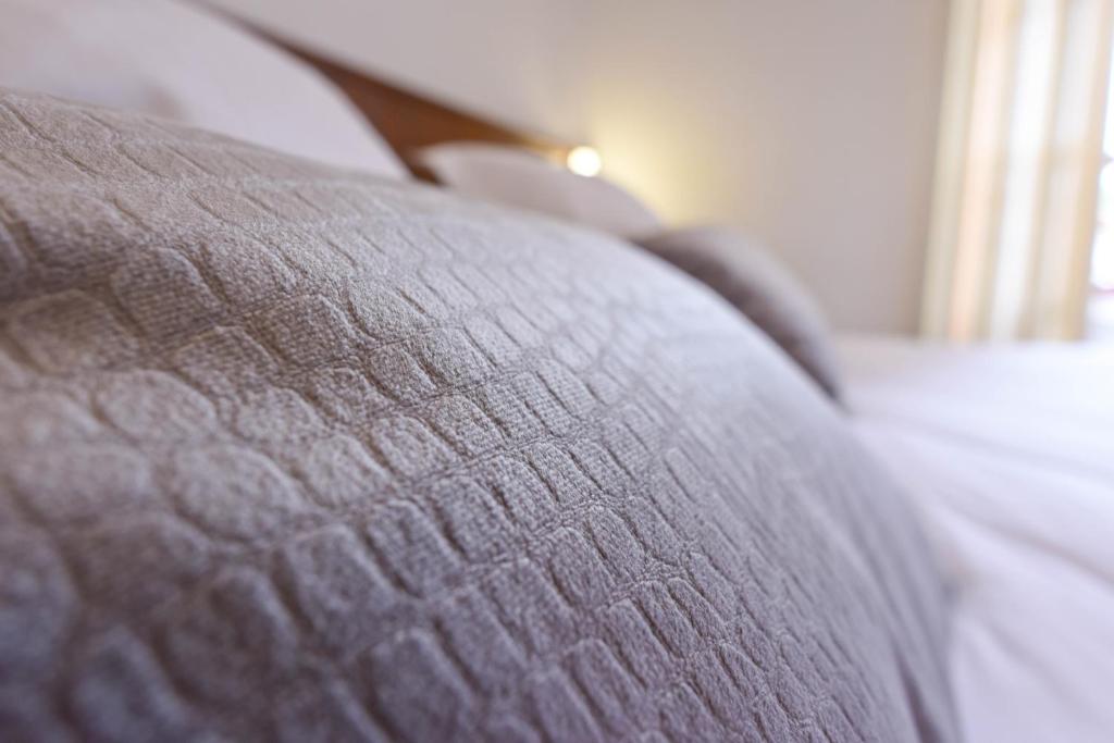 Postel nebo postele na pokoji v ubytování Logis Hôtel Baratxartea