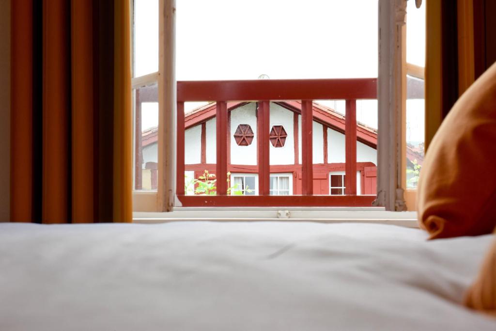 Postel nebo postele na pokoji v ubytování Logis Hôtel Baratxartea
