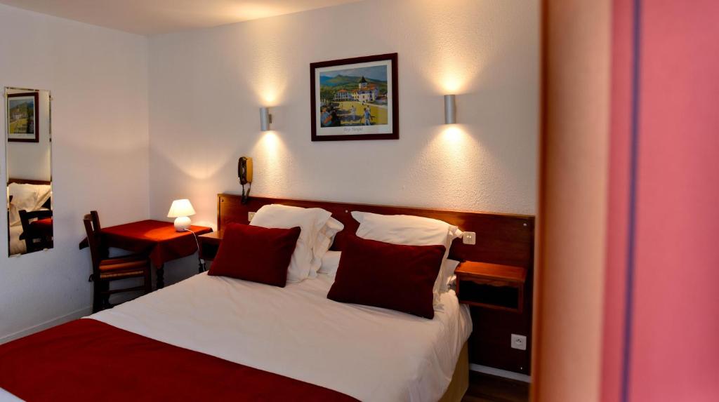 Postel nebo postele na pokoji v ubytování Logis Hôtel Baratxartea