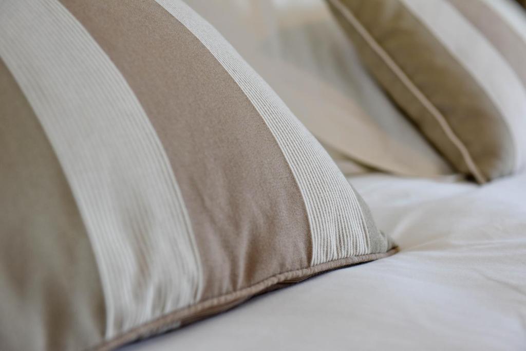 Postel nebo postele na pokoji v ubytování Logis Hôtel Baratxartea