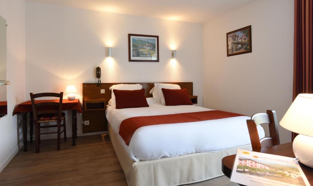 Postel nebo postele na pokoji v ubytování Logis Hôtel Baratxartea