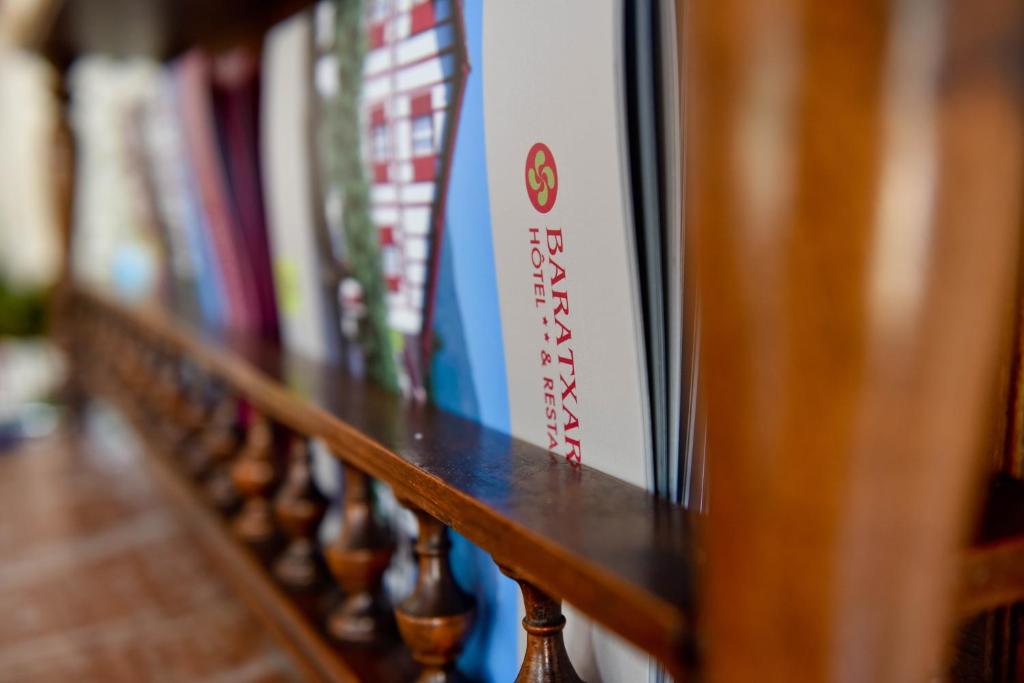 Certifikát, hodnocení, plakát nebo jiný dokument vystavený v ubytování Logis Hôtel Baratxartea