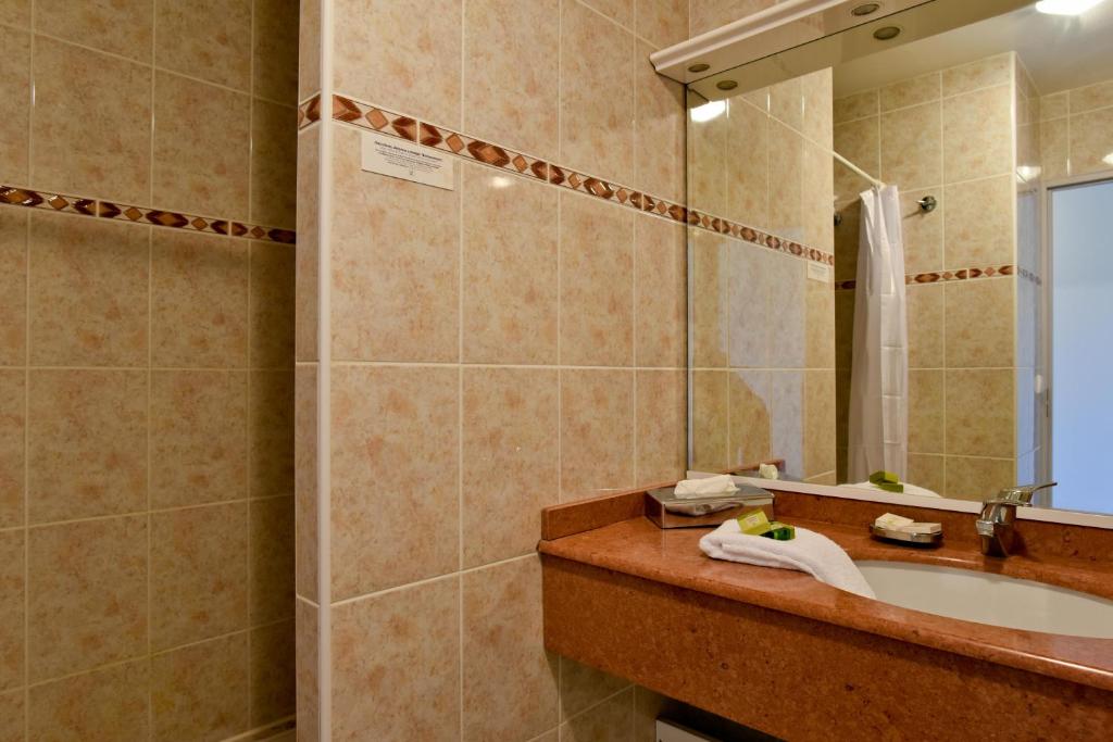 Koupelna v ubytování Logis Hôtel Baratxartea