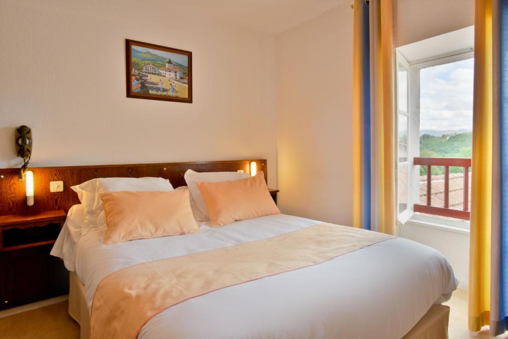 Postel nebo postele na pokoji v ubytování Logis Hôtel Baratxartea