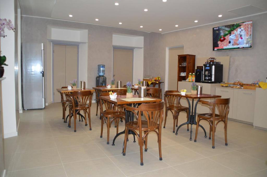 فندق إل لوغياتو دي سيرفيتي في كومو: غرفة طعام مع طاولات وكراسي خشبية