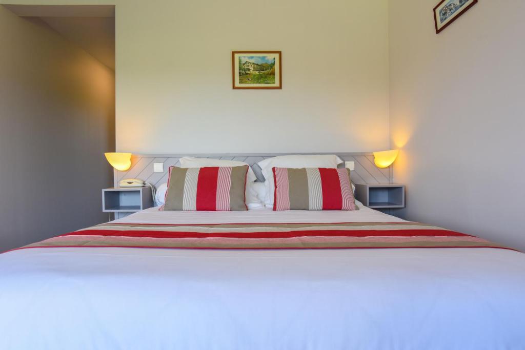 Postel nebo postele na pokoji v ubytování Logis Hôtel Baratxartea