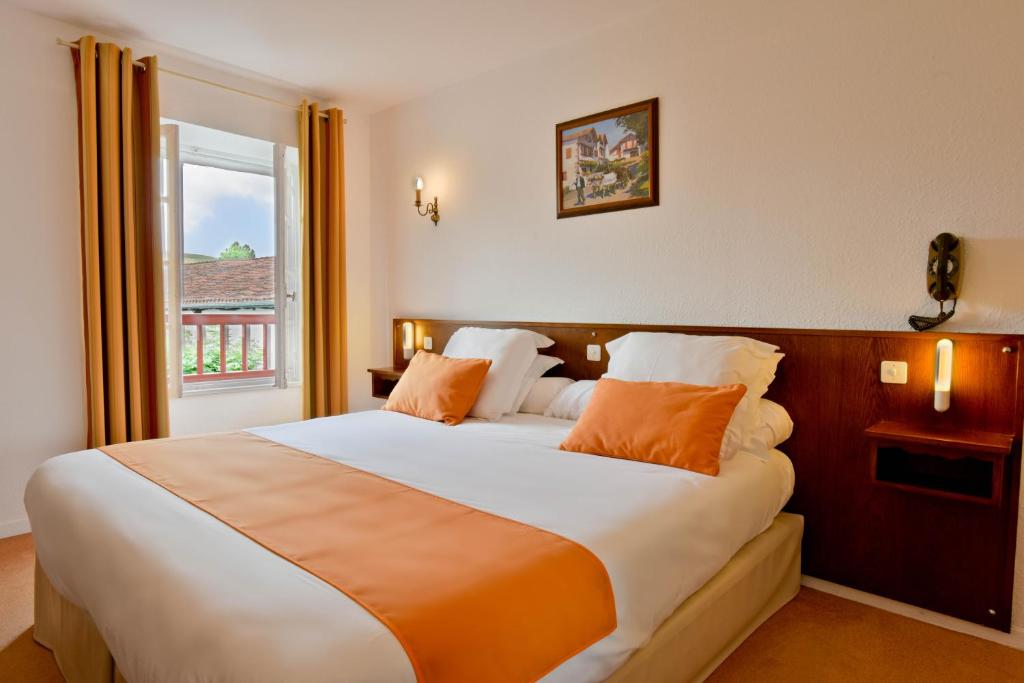 Postel nebo postele na pokoji v ubytování Logis Hôtel Baratxartea