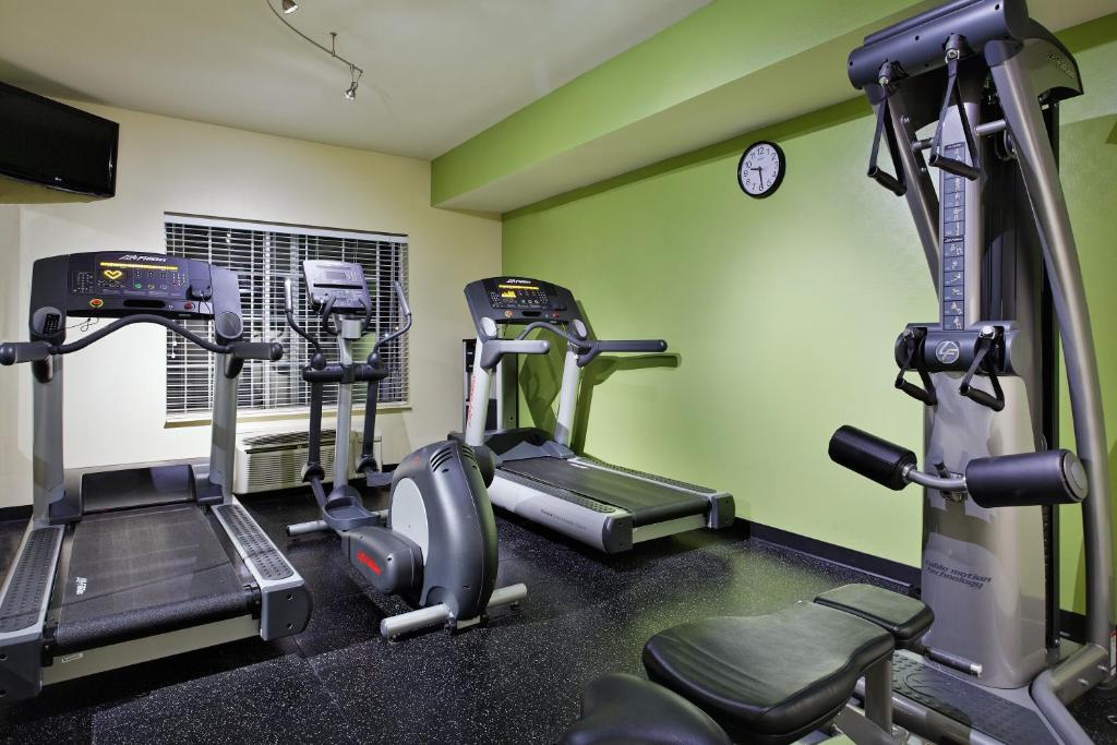 Country Inn & Suites by Radisson, Omaha Airport, IAにあるフィットネスセンターまたはフィットネス設備