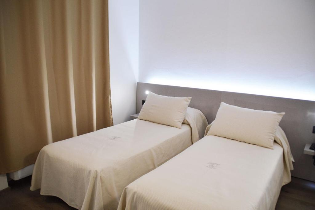 Postel nebo postele na pokoji v ubytování Hotel Il Loggiato Dei Serviti