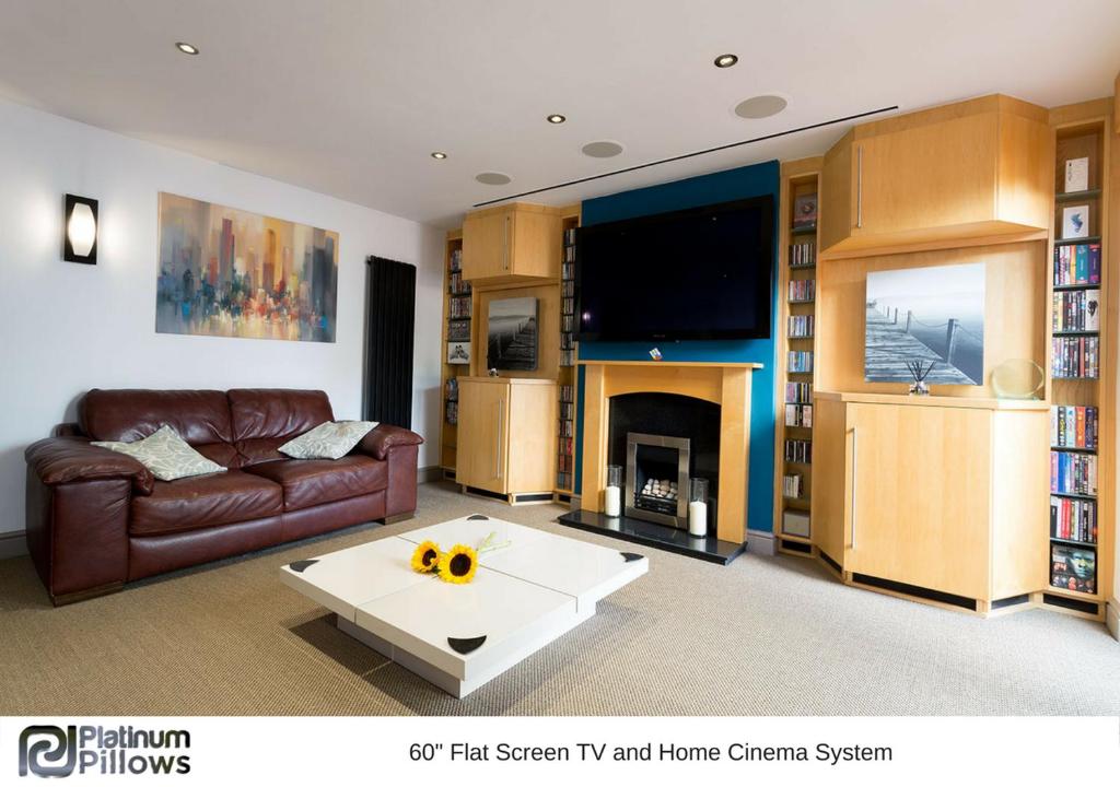 een woonkamer met een bank en een salontafel bij Cherwell Gates 4 Bed Luxury Oxford Apartment for 8 with Roof terrace in Oxford