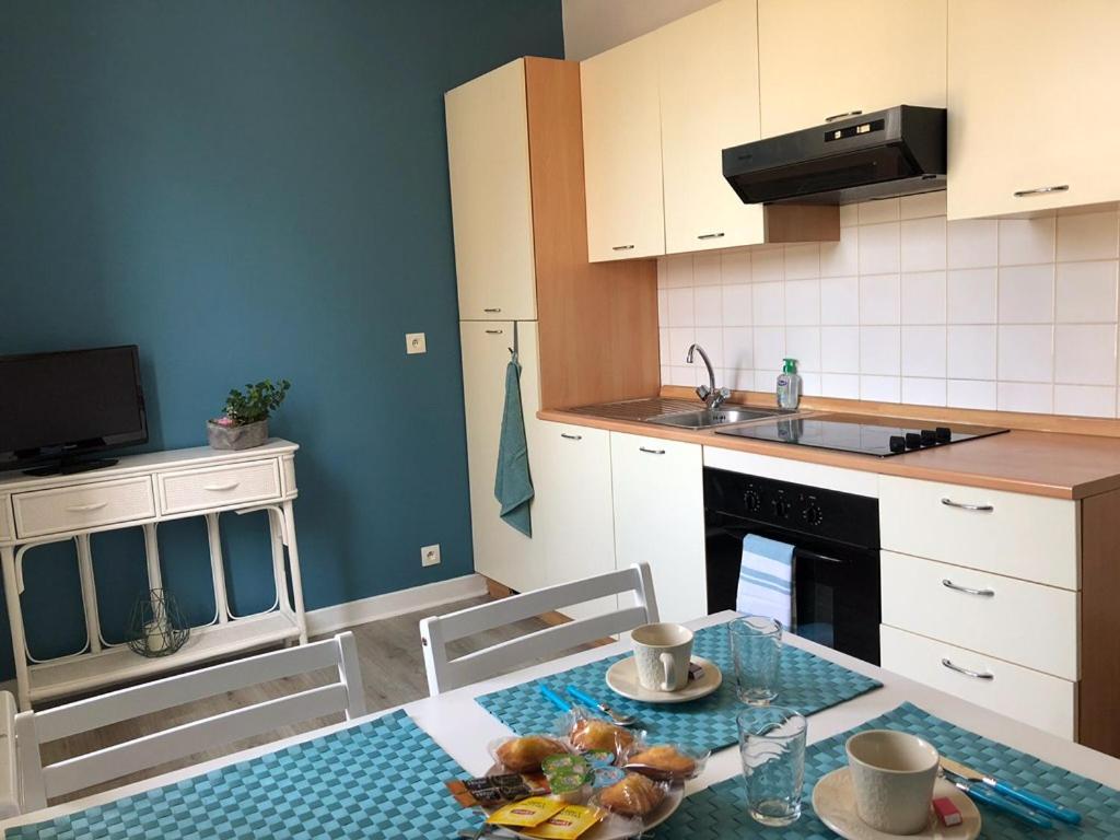 a kitchen with a glass table in a kitchen at Le petit Bailleux in Braine