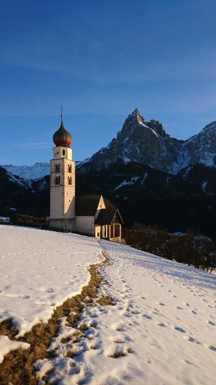 A general mountain view or a mountain view taken from a panziókat