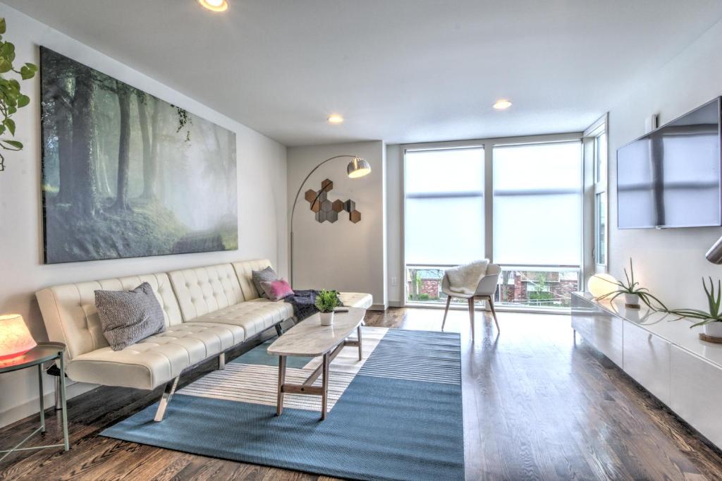 uma sala de estar com um sofá e uma mesa em Central Modern Home with Rooftop em Seattle