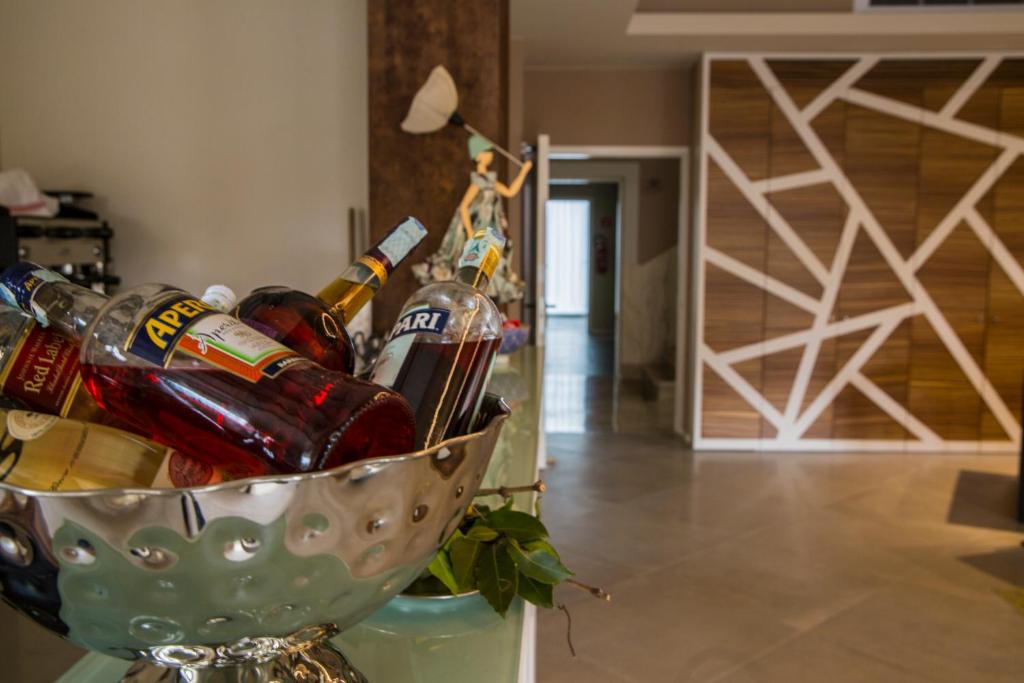 a bowl filled with bottles of alcohol in a room at Hotel Buena Onda in Peschiera del Garda