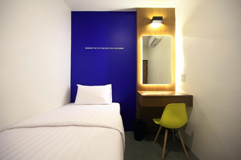 
Single Room with Shared Bathroom
