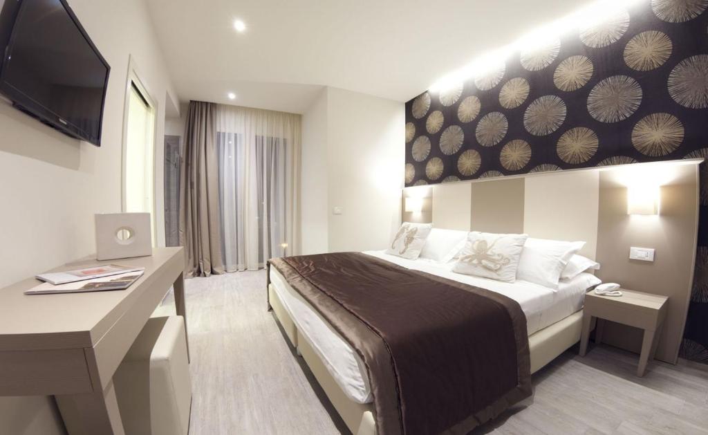 Telewizja i/lub zestaw kina domowego w obiekcie L'Hotel