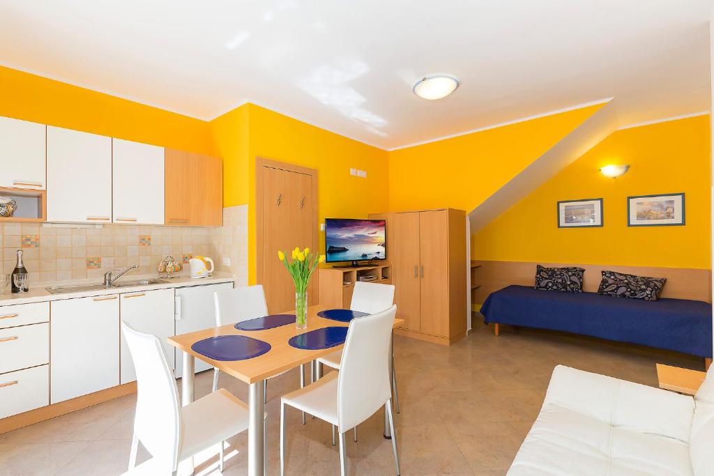 Kuchyň nebo kuchyňský kout v ubytování Apartment Gloria Premium