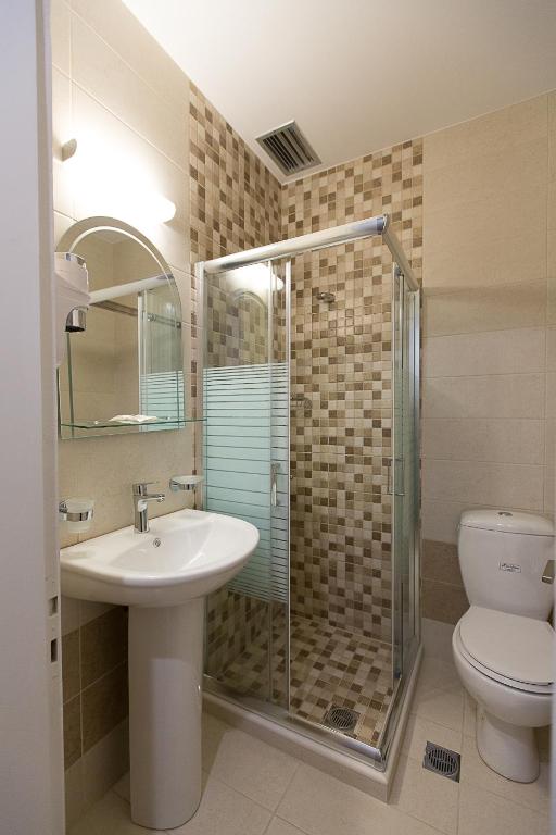 Koupelna v ubytování Flisvos Rooms