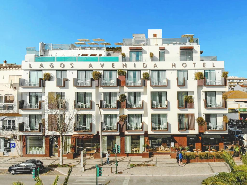a white building with a sign that reads los angeles apartment hotel at Lagos Avenida Hotel in Lagos