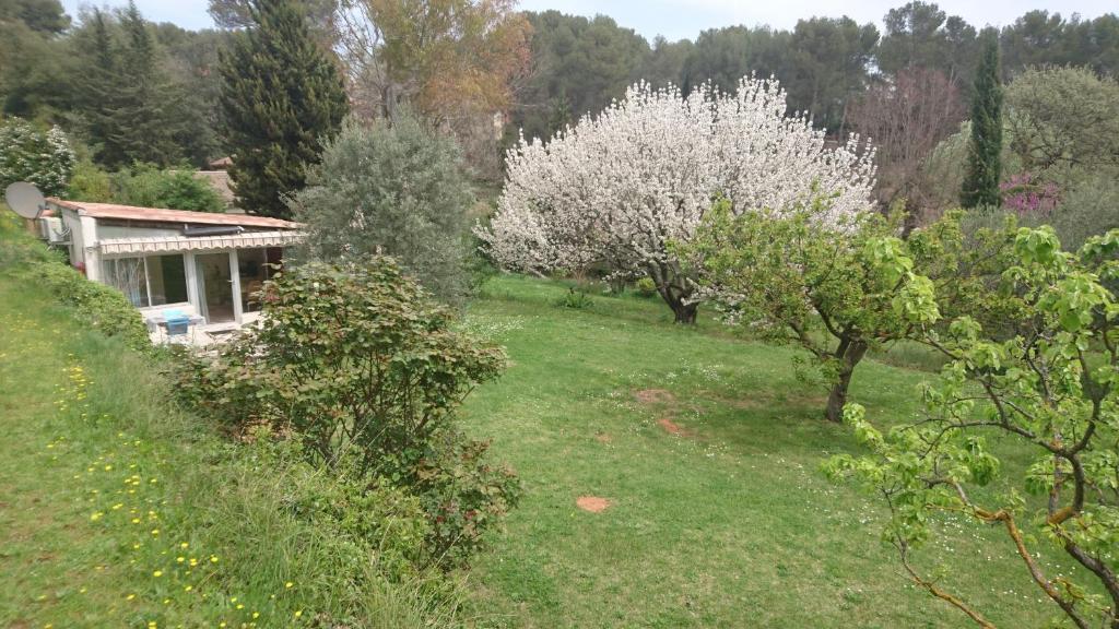 オーバーニュにあるMaison L'oulieuの白木の庭園