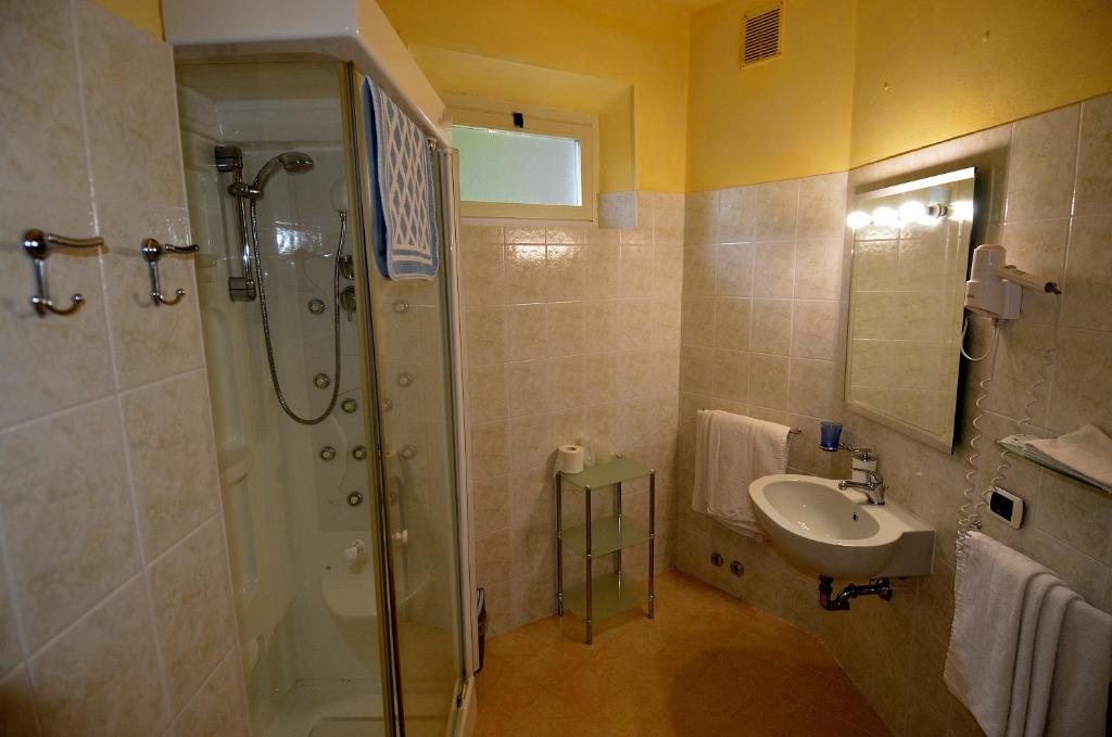 a bathroom with a sink and a shower and a toilet at Hotel Villa Ruscello in Baveno