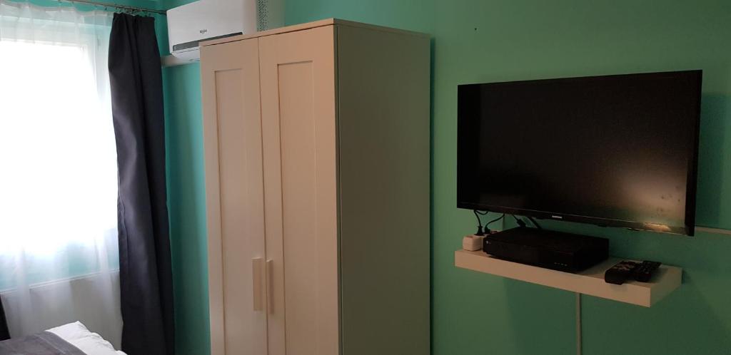 Televízia a/alebo spoločenská miestnosť v ubytovaní Joy Guesthouse