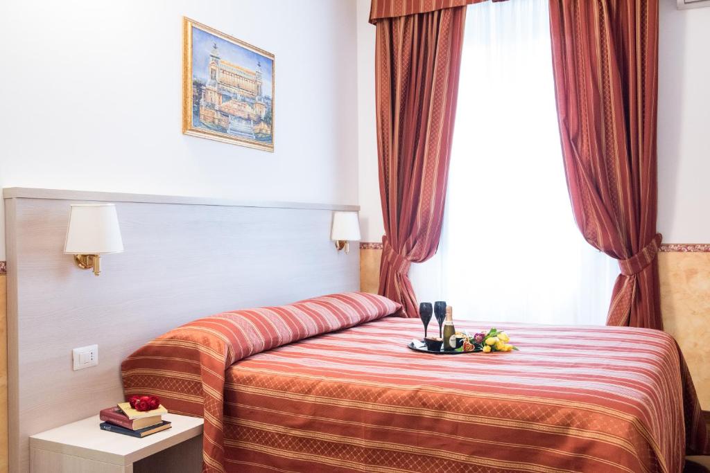 una camera d'albergo con letto e finestra di Domus Giulia a Roma
