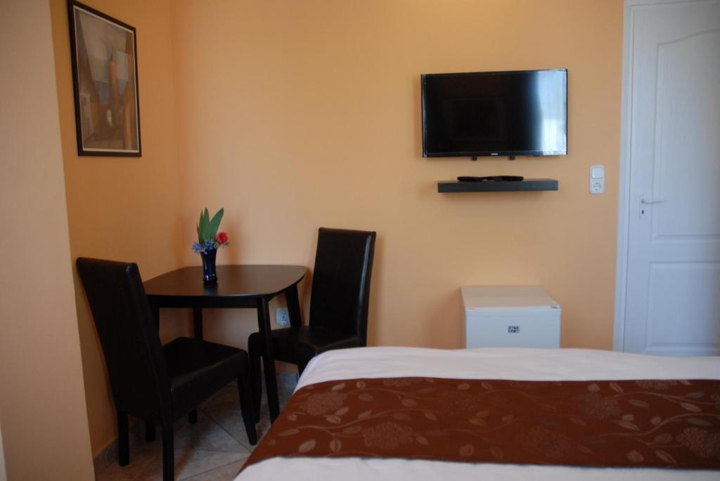 Televízia a/alebo spoločenská miestnosť v ubytovaní Joy Guesthouse
